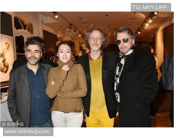 好莱坞明星与足球巨星亲密合影展现跨界魅力与友谊的精彩瞬间